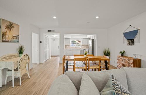 Palm Beach Shores Apartment | Steps To Beach! 4 Condos In 1- Perfect For Groups