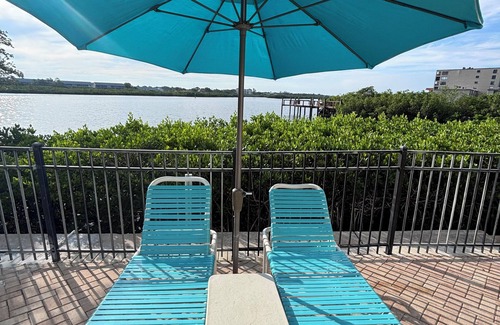 Indian Shores House | Steps to Beach - Oceanview Townhome - Pool - Game Room- Sleeps 8 - Beach Retreat