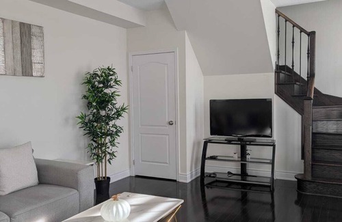 East Credit House | Steps to Heartland Town Centre! Cozy Home with a Huge Backyard