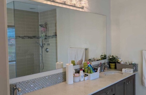 East Credit House | Steps to Heartland Town Centre! Cozy Home with a Huge Backyard