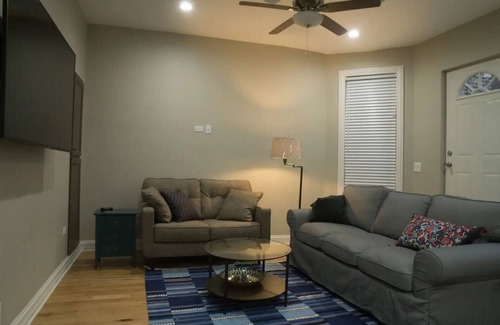 Rush and Division Apartment | Steps to Mag Mile, 2 BD, fast Wi-Fi, W&D