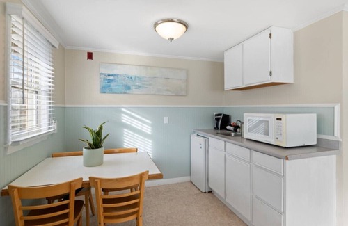 Falmouth Heights Apartment | Steps to Ocean: Cozy 2 Double Bed Stay with Deck