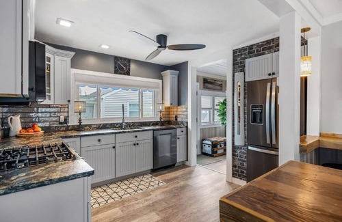 Ocean Bluff-Brant Rock Cottage | STEPS to Private Beach-7 Beds, 11 guests, Pool, Fenced Yard, River access