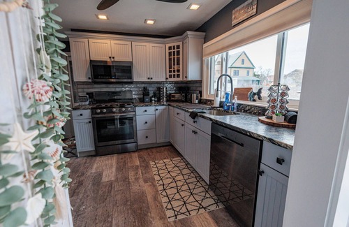 Ocean Bluff-Brant Rock Cottage | STEPS to Private Beach-7 Beds, 11 guests, Pool, Fenced Yard, River access