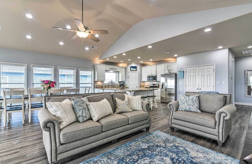 Crystal Beach House | Steps to Shore: Crystal Beach Retreat w/Deck!
