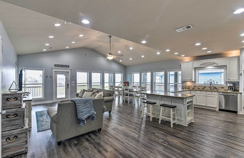 Crystal Beach House | Steps to Shore: Crystal Beach Retreat w/Deck!