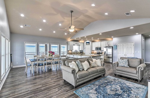 Crystal Beach House | Steps to Shore: Crystal Beach Retreat w/Deck!
