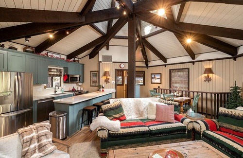 Summit Estates Cabin | Steps to Snow Summit.Updated. Cozy Fireplace. BBQ.