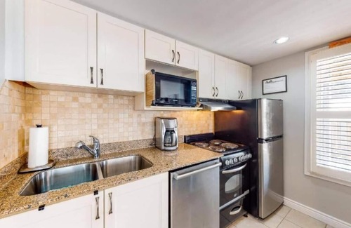Craigleith Apartment | Steps to the Hill 1 Bedroom Wifi Crave TV