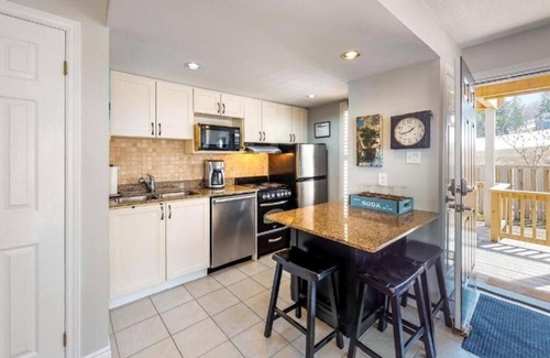 Craigleith Apartment | Steps to the Hill 1 Bedroom Wifi Crave TV