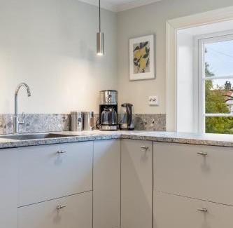 Arendal Apartment | Stilfull bolig med 4 soverom - nær Arendal sentrum med parkering