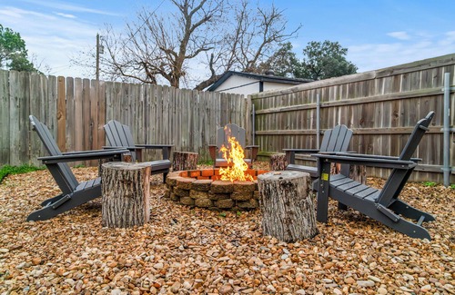 Southwood Valley House | Stocked Kitchen & Bath ✦ King Beds ✦ Smart TV/Fast WiFi ✦ 10 Minutes to A&M