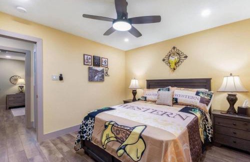 Fort Worth House | Stockyards 5 mins!-New!-Sleeps 8. Cowboy Bungalow
