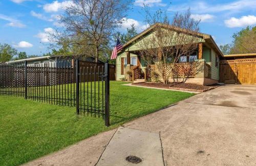 Fort Worth House | Stockyards 5 mins!-New!-Sleeps 8. Cowboy Bungalow