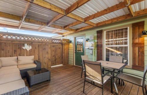 Fort Worth House | Stockyards 5 mins!-New!-Sleeps 8. Cowboy Bungalow