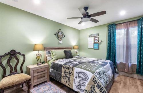 Fort Worth House | Stockyards 5 mins!-New!-Sleeps 8. Cowboy Bungalow