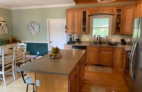 Goodview House | Stoney Creek: Luxury home with Wifi, 2 kayaks, firepit, screened in porch, large dock