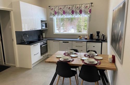 Luoto Ski Chalet | StrandRo - mökki järven rannalla