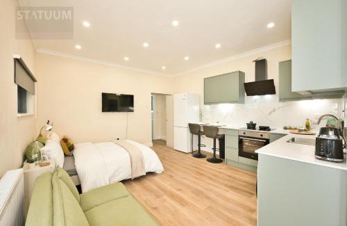 Stratford and New Town Apartment | Stratford, London E15 - modern Studio for 3
