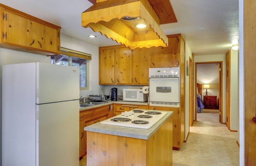 Idyllwild Cabin | Strawberry Creek Gem w/Deck, Walk to Town!