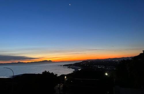 Mountainside Apartment | Strelitzia, spacious with a stunning view