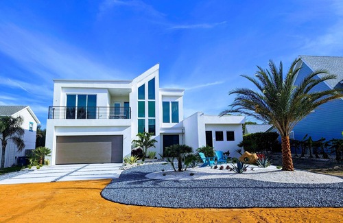 Ormond-by-the-Sea Villa | Striking Villa - Catagory 5 - w/pool, WiFi in fantastic Ormond Beach