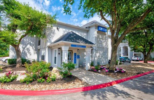 St. Johns Hotel | Studio 6-Austin, TX - Midtown