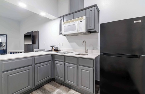Brenham Hotel | Studio 6 Suites Brenham, TX