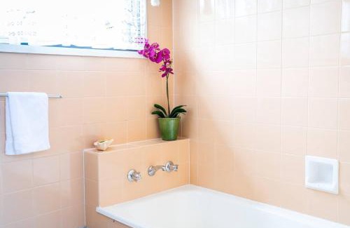 Mount Clear House | 'Studio 74' A Spacious, Nostalgic Country Retreat