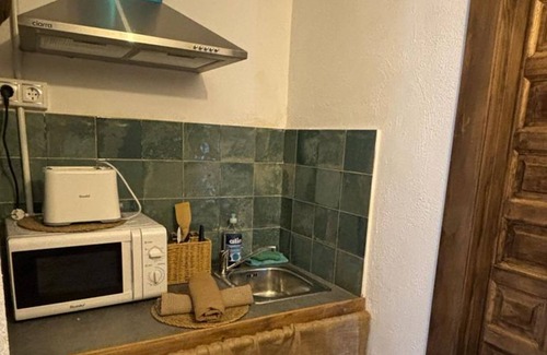 Iznatoraf Apartment | Studio Apartment 'Alojamiento Manzanilla' with Shared Garden, Wi-Fi and Air Conditioning