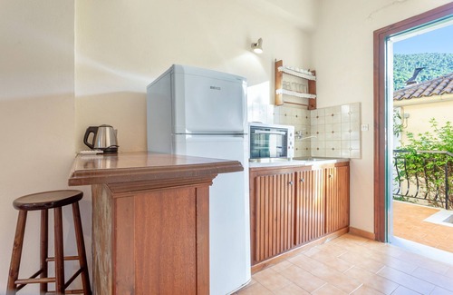 Limni Keri Apartment | Studio Apartment 'Castellos Bellos 6' with Shared Garden, Wi-Fi and Air Conditioning