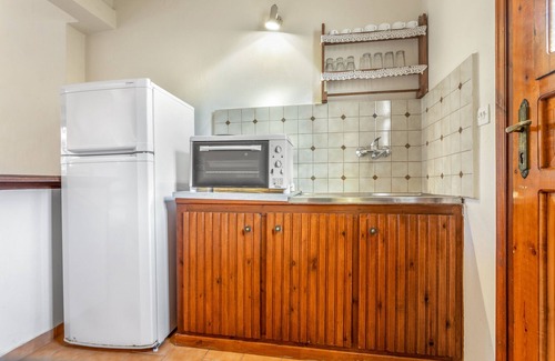 Limni Keri Apartment | Studio Apartment 'Castellos Bellos 6' with Shared Garden, Wi-Fi and Air Conditioning