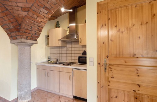 Krostitz Apartment | Studio Apartment 'Ferienwohnung Nr 2 Rose' with Shared Garden and Wi-Fi