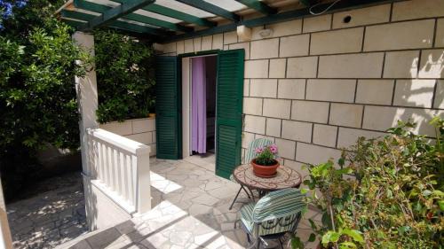 Bol Apartment | Studio apartment in Bol with sea view, terrace, air conditioning, WiFi 3634-1