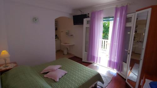 Bol Apartment | Studio apartment in Bol with sea view, terrace, air conditioning, WiFi 3634-1