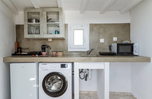 Tinos Town Apartment | Studio Apartment 'Kleris Apartment 8 Tinos' with Sea View, Wi-Fi and Air Conditioning