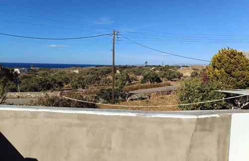 Tinos Town Apartment | Studio Apartment 'Kleris Apartment 8 Tinos' with Sea View, Wi-Fi and Air Conditioning