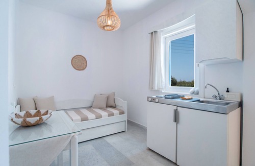Mikri Vigla Apartment | Studio Apartment 'Maroulis Studios - 7' with Private Garden, Wi-Fi and Air Conditioning