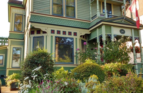 James Bay Apartment | Studio Apartment with charm in a Heritage Home just steps to the Ocean.