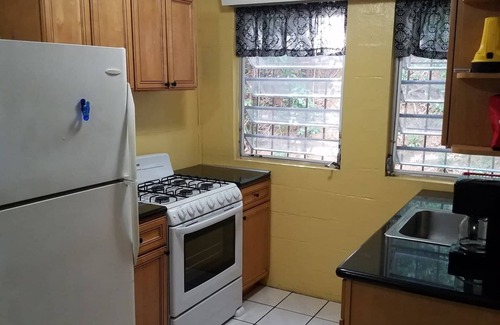 Orange Grove Apartment | STUDIO APT. a/c - stable wifi - filtered tap water - 5 min. to the boardwalkn