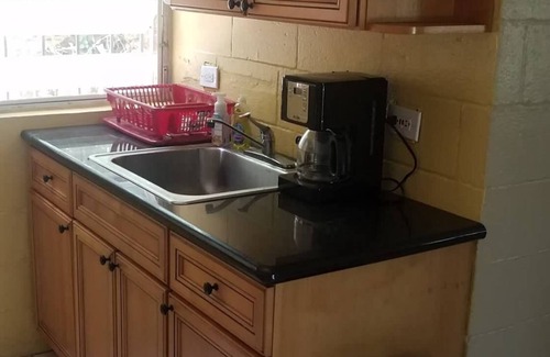 Orange Grove Apartment | STUDIO APT. a/c - stable wifi - filtered tap water - 5 min. to the boardwalkn