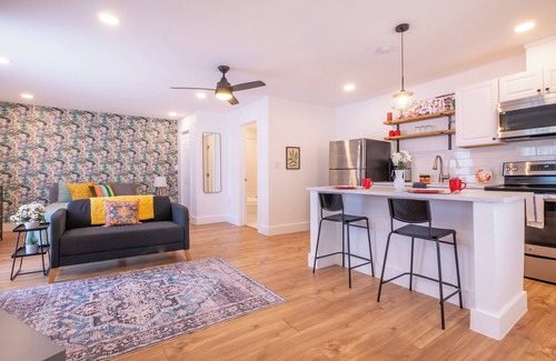 West San Antonio Apartment | Studio Apt w/Free Parking + Pet-FREE , Clean