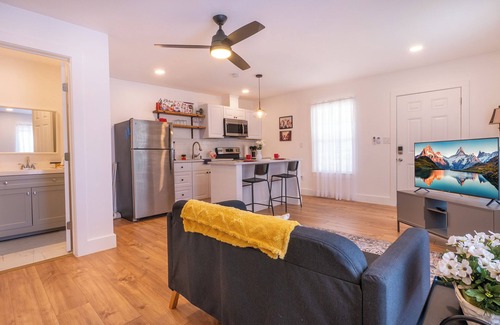 West San Antonio Apartment | Studio Apt w/Free Parking + Pet-FREE , Clean