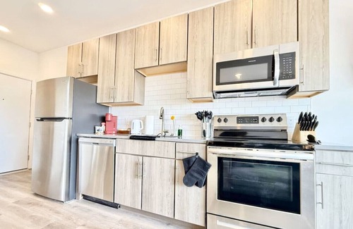 Poplar Apartment | Studio Apt with Skyline Views, King Bed, and Gym