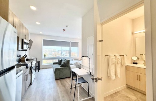 Poplar Apartment | Studio Apt with Skyline Views, King Bed, and Gym