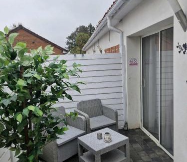 Westrehem Bed & Breakfast | Studio avec jacuzzi , terrasse amenagée et wifi à Westrehem