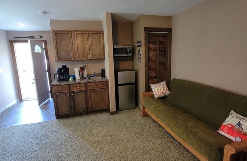 Moscow Cabin | Studio Cabin #6 near beautiful Cedar River.