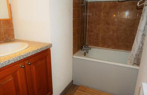 Les Bruyeres Apartment | Studio cabine 4 pers aux Menuires, ski aux pieds, balcon, parking gratuit, commerces à proximité - FR-1-178-293