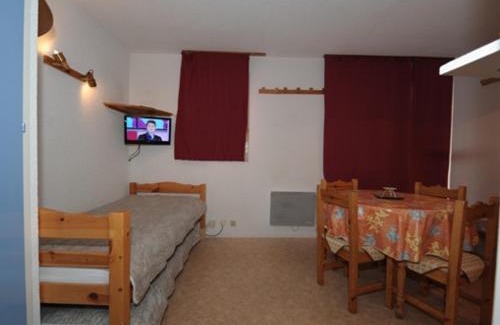 Les Bruyeres Apartment | Studio cabine 4 pers Les Menuires - Balcon sud, ski aux pieds, proche commerces et ESF - FR-1-178-41