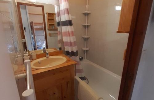 Villard-de-Lans Apartment | Studio cabine avec balcon et parking à Villard-de-Lans - FR-1-515-177